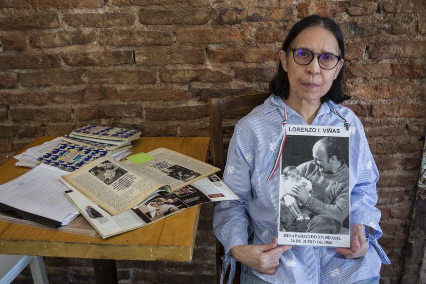 Claudia Olga Romana Allegrini sosteniendo una foto de su esposo Lorenzo Vinas Gigli (foto SILVINA FRYDLEWSKY);