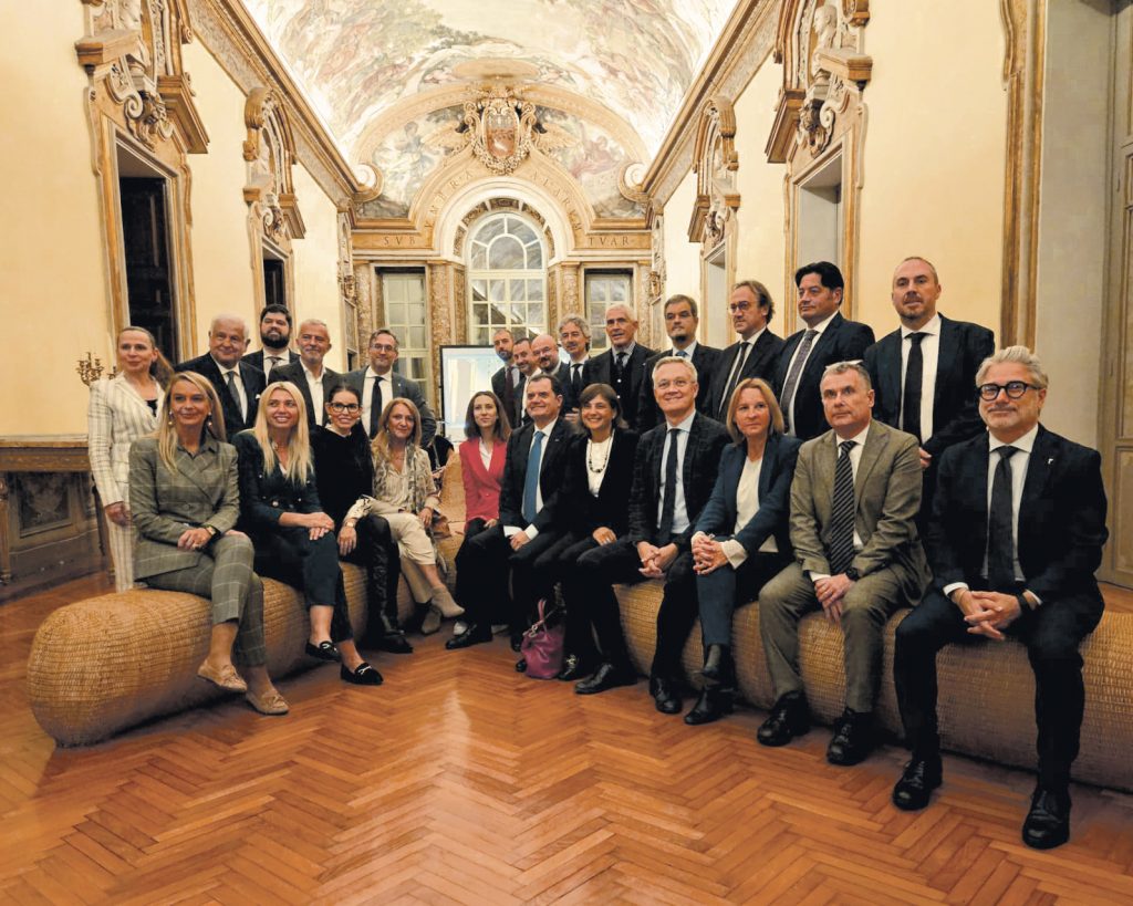 En la reunión en la Embajada participaron los parlamentarios: Fabio Porta, Roberto Bagnasco, Simone Billi, Angelo Bonelli, Enrico Borghi, Giangiacomo Calovini, Pier Ferdinando Casini, Beatriz Colombo, Mauro Del Barba, Sara Ferrari, Silvio Lai Bachisio, Emanuele Loperfido, Elena Murelli, Federica Onori, Giuseppe Provenzano, Stefania Pucciarelli, Ernesto Rapani, Ettore Rosato, Debora Serracchiani, Elena Sironi, Antonio Trevisi, Stefano Vaccari, Francesco Verducci.