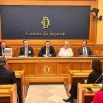 El Excmo. Porta en la rueda de prensa promovida por Natitaliani para la presentación de las más de 110.000 firmas recogidas en oposición al Decreto Ley 36/2025