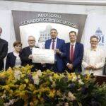 Porta (PD) en recife para la concesión de la ciudadanía honoraria brasileña al Padre Miracapillo, el sacerdote que se opuso al régimen militar en la década de 1970